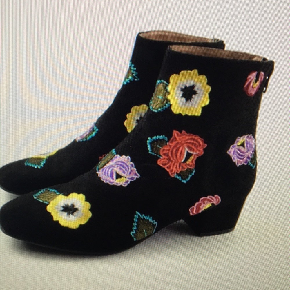 💐NWT BETSEY JOHNSON BLACK FLORAL BOOTIES💐 - Picture 2 of 5